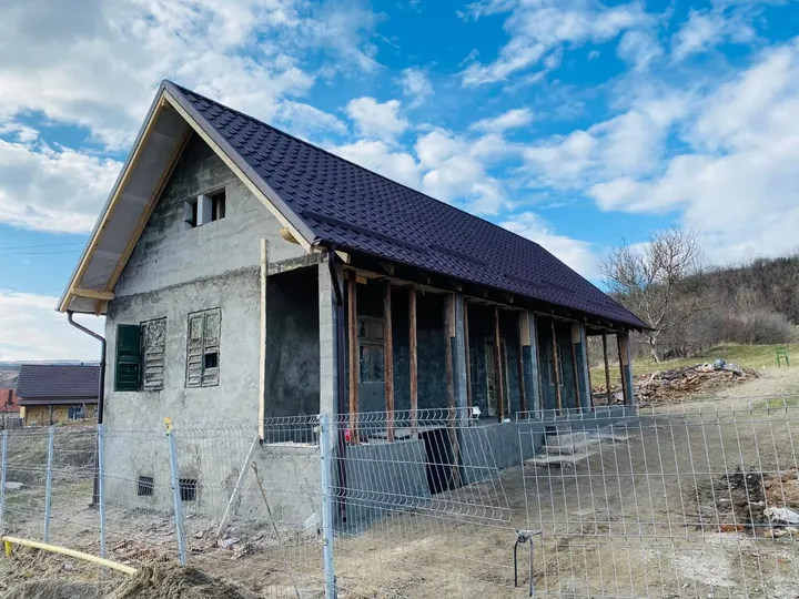 Casă finalizată la exterior, cu acoperiș montat