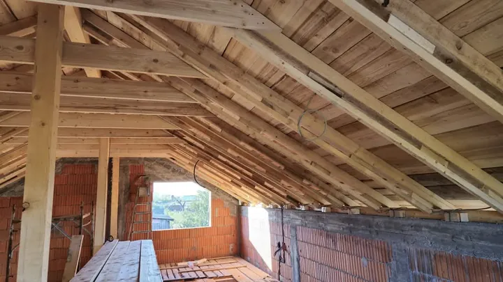 Șarpantă din lemn văzută din interiorul mansardei